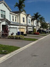 1063 Eucalyptus Dr in Hollywood, FL - Building Photo - Building Photo