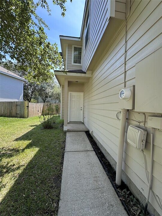 475 Folk Crest Ln in Dickinson, TX - Building Photo