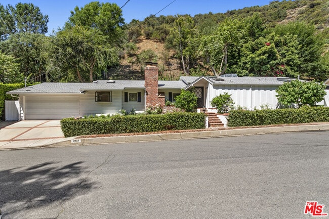 3933 Mandeville Canyon Rd in Los Angeles, CA - Foto de edificio - Building Photo