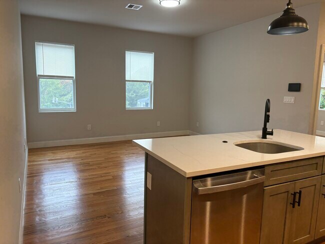149 Crescent St, Unit 302 in Waltham, MA - Building Photo - Building Photo