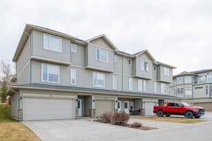 152 Crawford Dr in Cochrane, AB - Building Photo