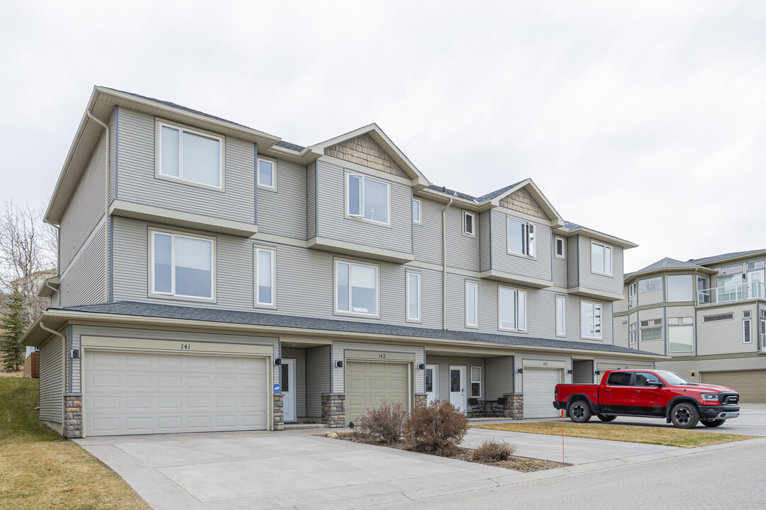 152 Crawford Dr in Cochrane, AB - Building Photo