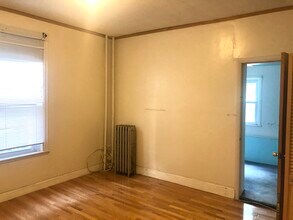 14 Smythe St, Unit 3 in Brookline, MA - Foto de edificio - Building Photo