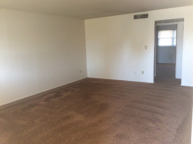 200 Douglas St in Bakersfield, CA - Building Photo - Building Photo