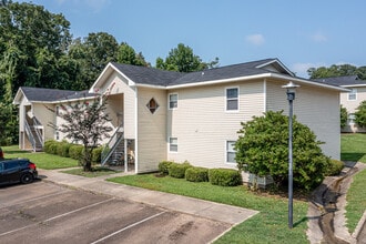 Oakhurst Apartments in El Dorado, AR - Building Photo - Building Photo