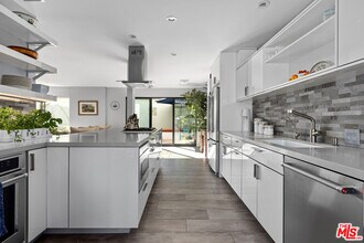 6200 Tapia Dr in Malibu, CA - Building Photo - Building Photo