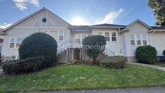 2912 SE Madison St in Portland, OR - Building Photo