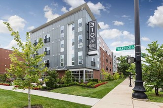 310 at Nulu Apartments in Louisville, KY - Foto de edificio - Building Photo