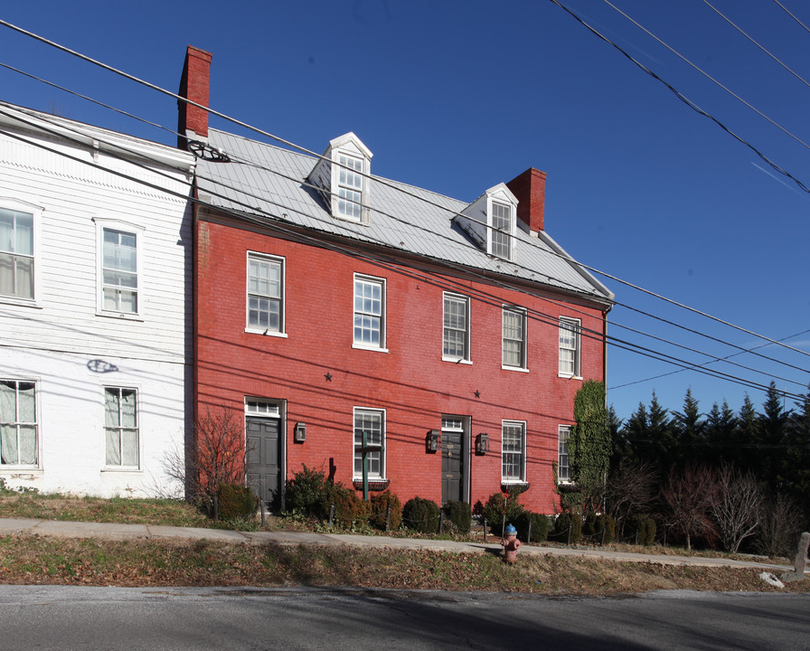 1050 Washington St in Harpers Ferry, WV - Building Photo