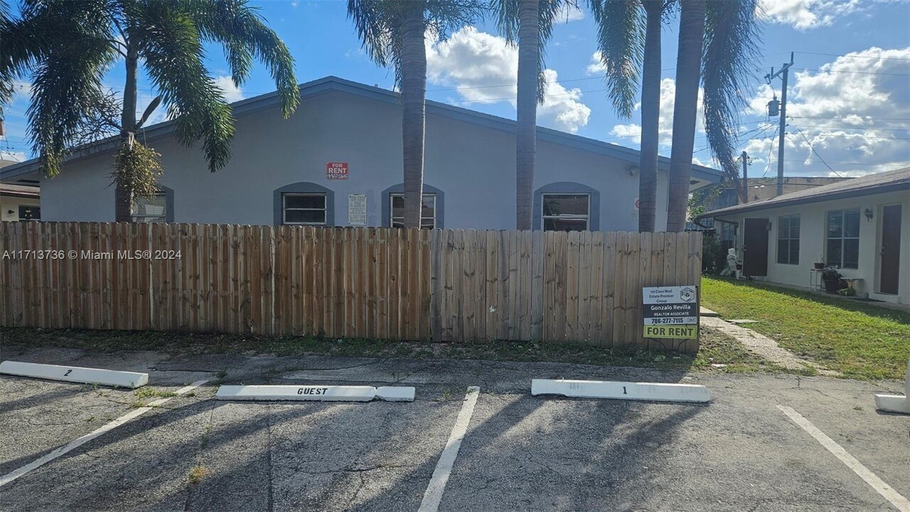 700 NE 46th Ct in Oakland Park, FL - Building Photo