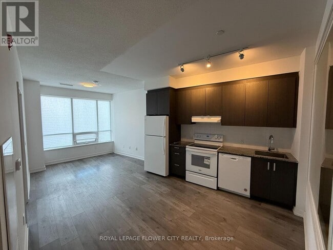 1010 Dundas St E in Whitby, ON - Building Photo - Building Photo