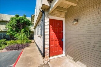 7914 Mullen Dr, Unit 105 in Austin, TX - Foto de edificio - Building Photo