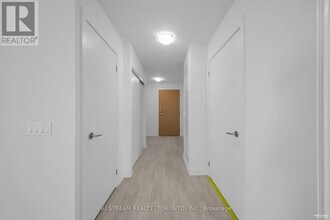 1 Quarrington Ln in North York, ON - Building Photo - Building Photo