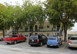 Maki Garden Apartments in Oakland Park, FL - Building Photo - Building Photo