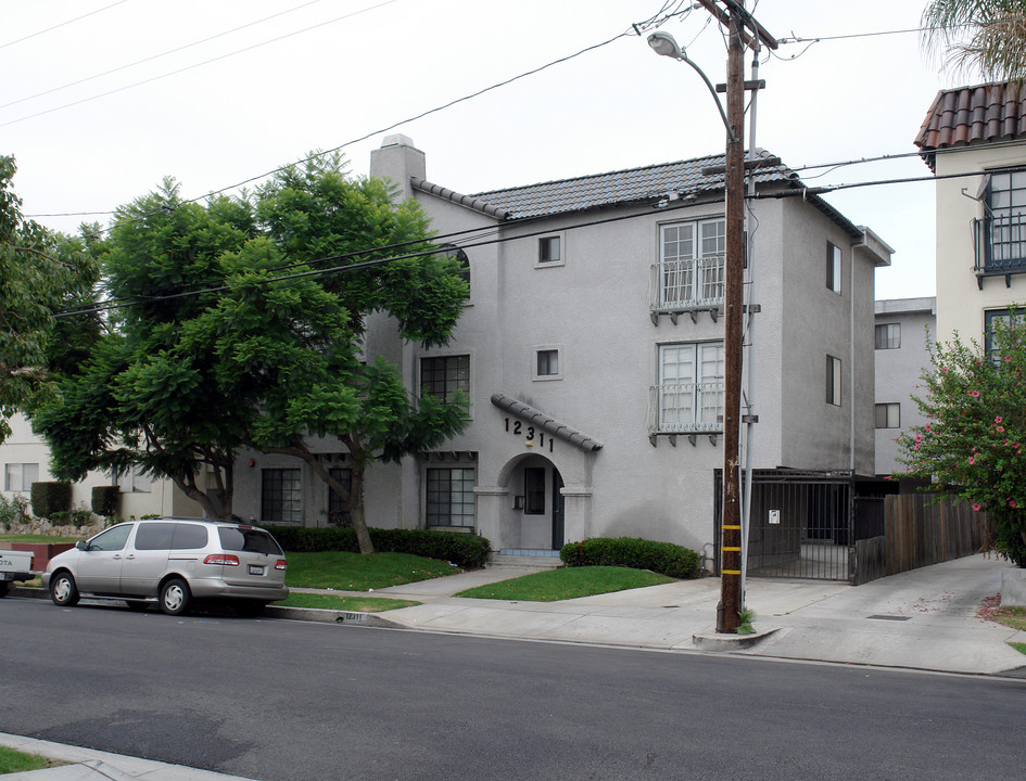 12311 Grevillea Ave in Hawthorne, CA - Foto de edificio