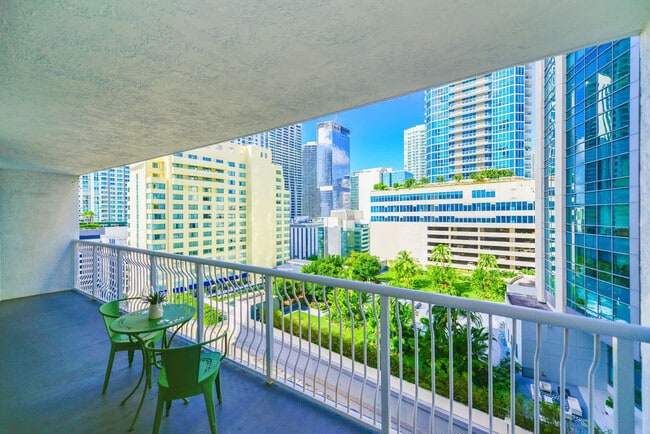 1200 Brickell Bay Dr in Miami, FL - Building Photo - Building Photo