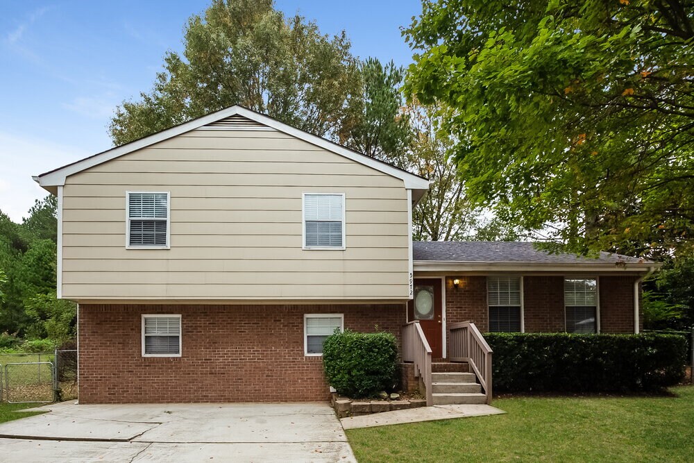 5972 Nell Ln in Ellenwood, GA - Foto de edificio