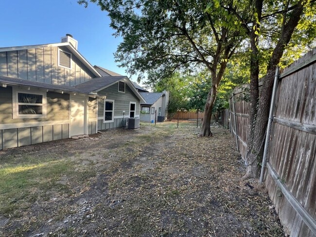 8015 Copper Trail Dr in San Antonio, TX - Foto de edificio - Building Photo