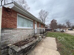 11490 Essex Ave in Maryland Heights, MO - Building Photo - Building Photo