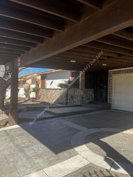 38326 16th St E in Palmdale, CA - Building Photo