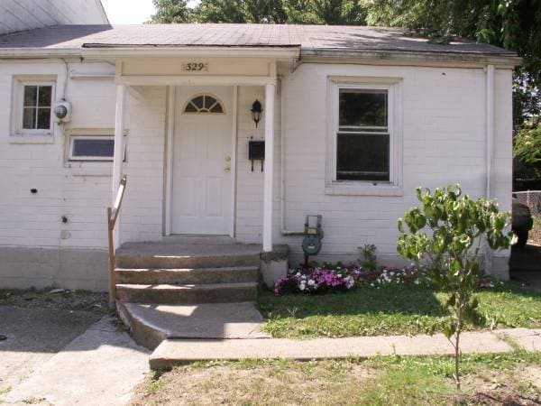 329 Hemlock Dr in Coraopolis, PA - Building Photo