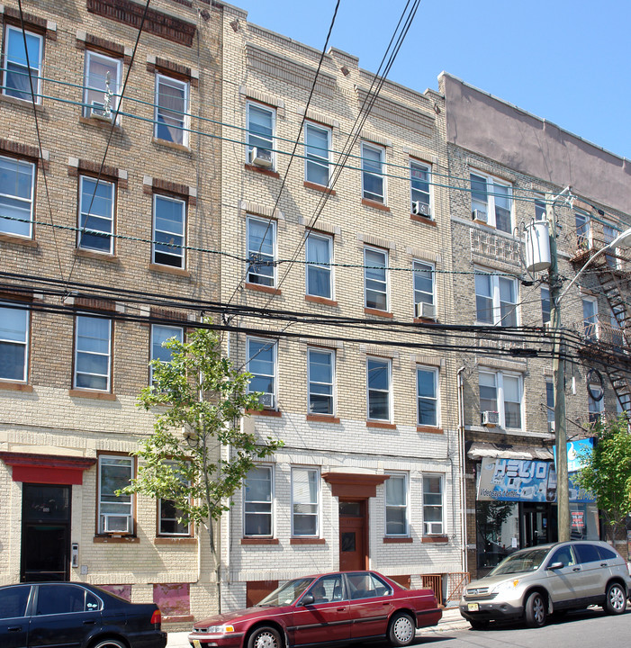 411 61st St in West New York, NJ - Building Photo