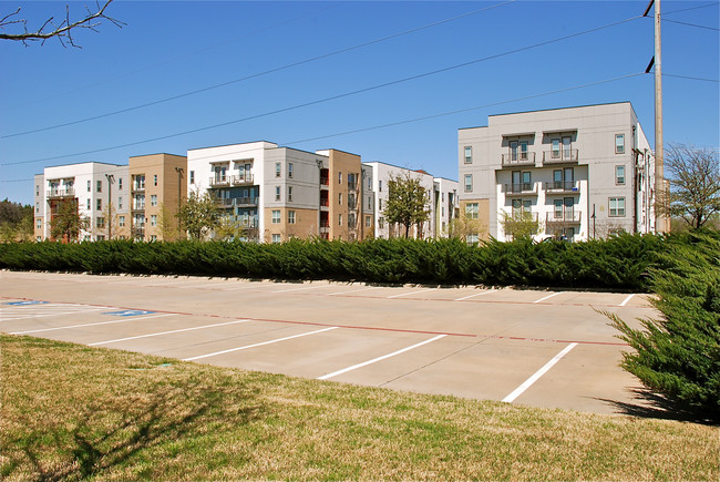 B Taylors Farm in Dallas, TX - Foto de edificio - Building Photo