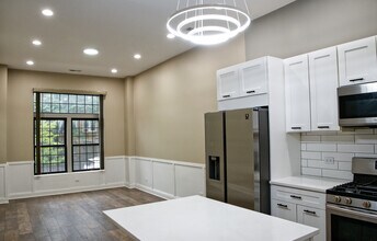 2718 W Monroe St, Unit First floor in Chicago, IL - Foto de edificio - Building Photo