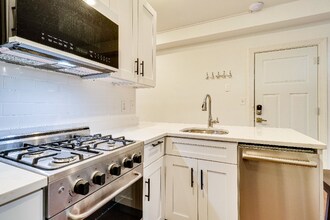 409 Constitution Ave NE in Washington, DC - Foto de edificio - Building Photo