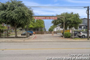 831 S Flores St in San Antonio, TX - Building Photo - Building Photo