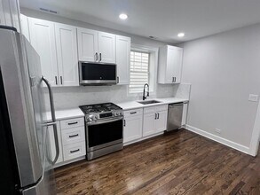 2714 W Julia Ct, Unit 1 in Chicago, IL - Foto de edificio - Building Photo