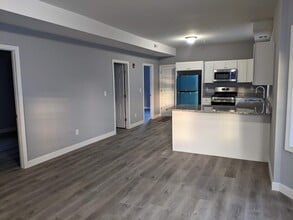 43 Clare St, Unit 2 in Lowell, MA - Foto de edificio - Building Photo