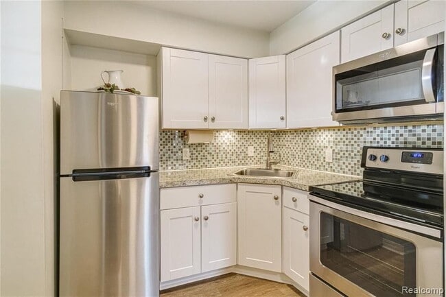 7187 Silver Lake Rd in Linden, MI - Foto de edificio - Building Photo