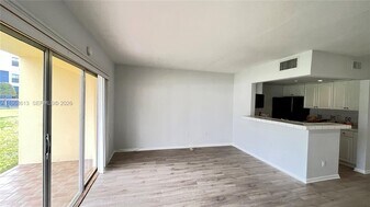 7304 SW 82nd St in Miami, FL - Building Photo