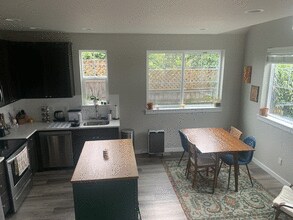 621 NE 76th St, Unit B in Seattle, WA - Building Photo - Building Photo