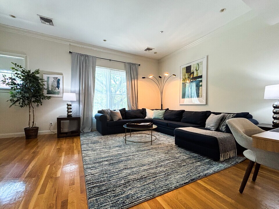 2 Harvard Sq, Unit 2 in Brookline, MA - Foto de edificio
