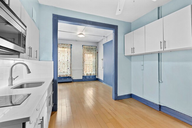 105 Thompson St in New York, NY - Building Photo - Building Photo