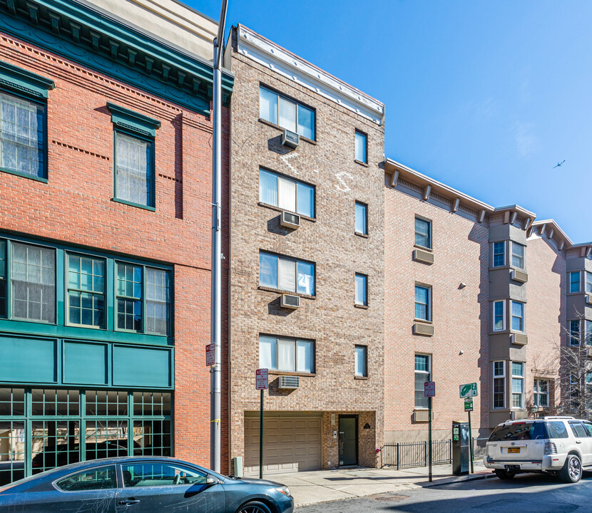 208 1st St in Hoboken, NJ - Foto de edificio