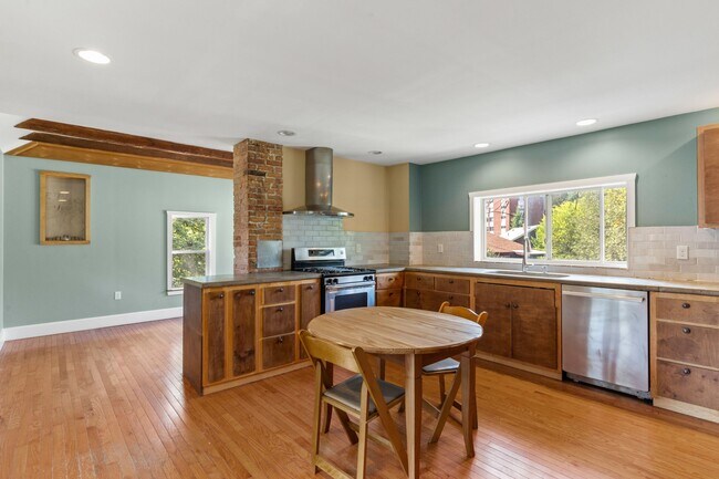 16 Edwin St, Unit 2 in Brookline, MA - Building Photo - Building Photo