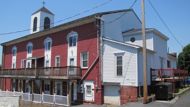 208 Dock St in Schuylkill Haven, PA - Foto de edificio - Building Photo
