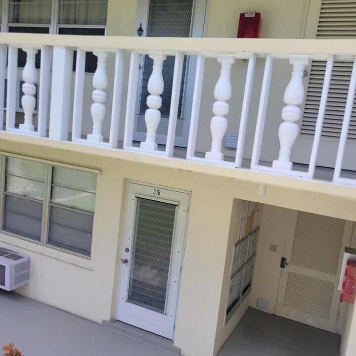 331 Camden Dr in West Palm Beach, FL - Building Photo