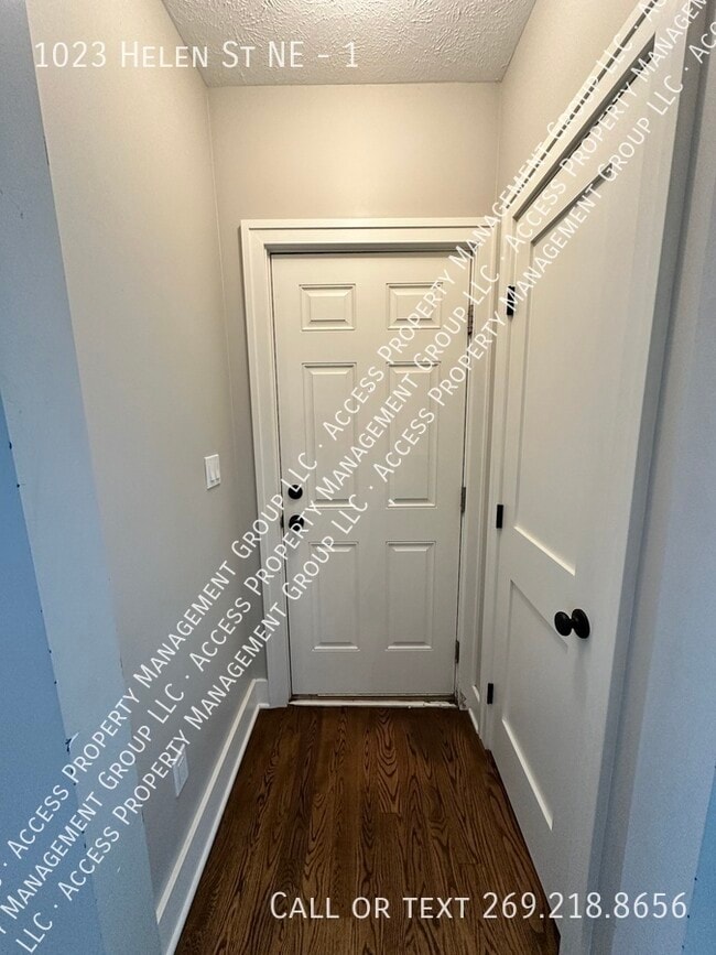 1023 Helen St NE in Grand Rapids, MI - Building Photo - Building Photo