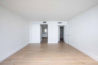 3 Grove Isle Dr in Miami, FL - Building Photo - Building Photo