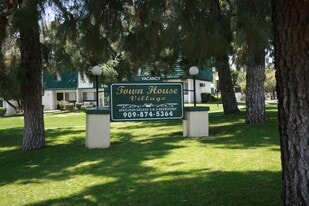 240 N Spruce Ave in Rialto, CA - Building Photo