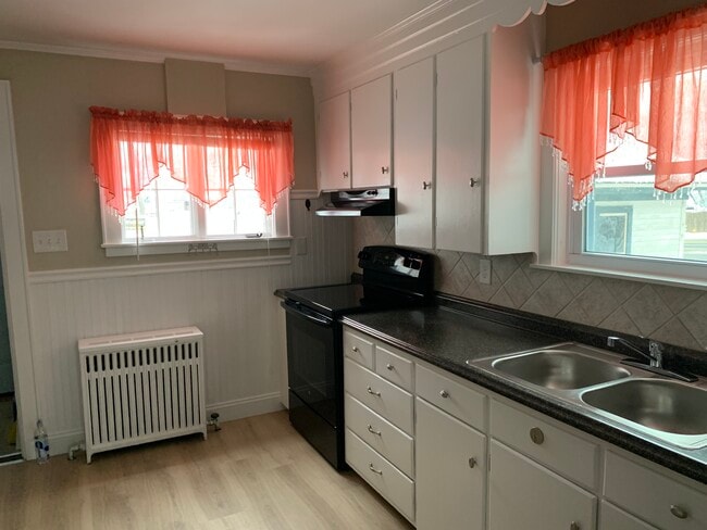 8 Walnut St, Unit First Floor in Rochester, NH - Building Photo - Building Photo