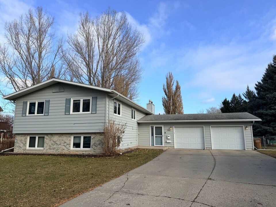 1830 7th Ave NW in East Grand Forks, MN - Building Photo