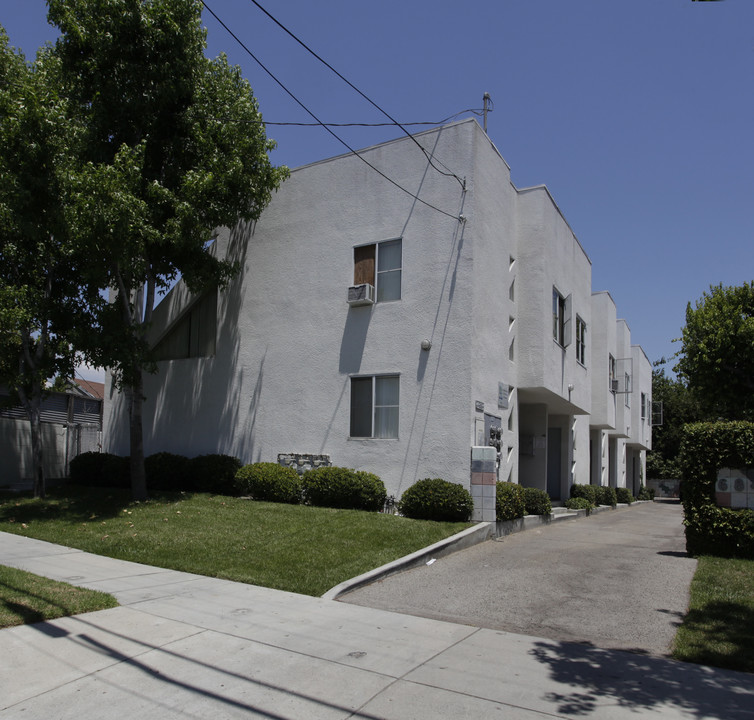 6846 Gentry Ave in North Hollywood, CA - Building Photo