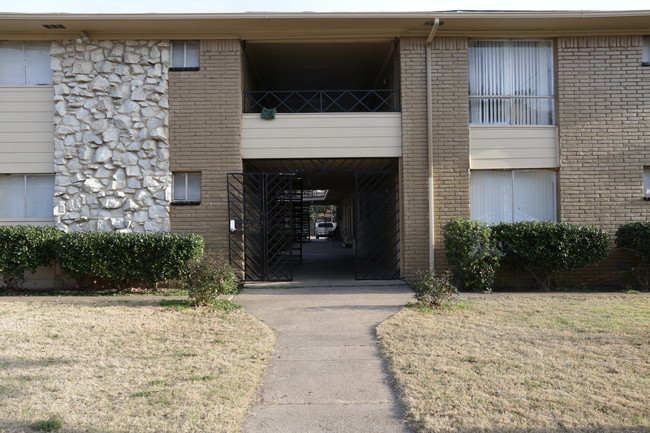 Le Andro Apartments in Dallas, TX - Building Photo - Building Photo