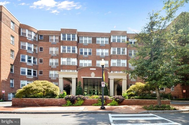 2500 Q St NW in Washington, DC - Building Photo - Building Photo