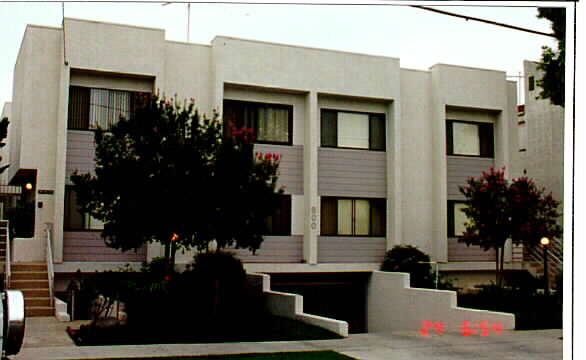 800 E Windsor Rd in Glendale, CA - Foto de edificio